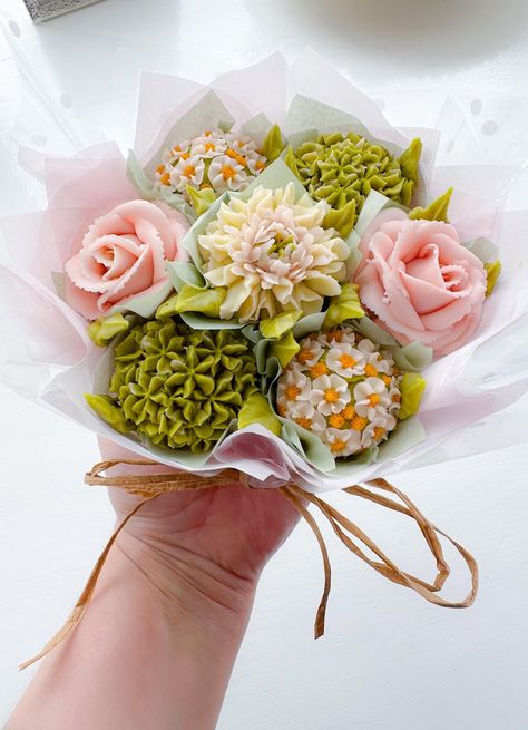 Spring Cupcake Bouquet, Flower Cupcake Centerpieces, Mini Cupcake Flowers, Wedding Cupcake Bouquet, Floral Cupcake Bouquet, Cupcakes Bouquet Ideas, Best Frosting For Cupcakes, Cupcake Flower Designs, Cupcake Bouquet Diy