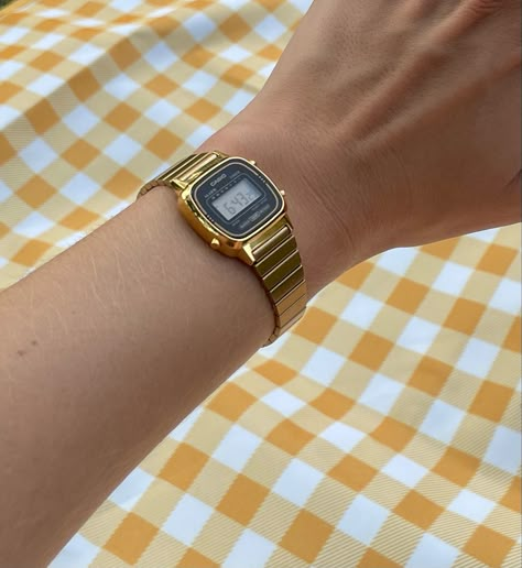 Small Casio Watch, Small Vintage Watches Women, Gold Casio Watch Woman, Casio Gold Watch Woman, Ladies Watches Classy Elegant, Casio Aesthetic, Casio Watch Women Outfit, Casio Watch Aesthetic, Casio Vintage Watch Woman