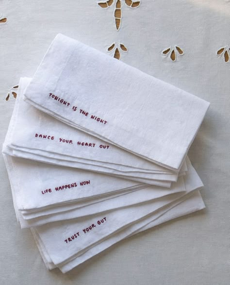 Embroidered Dinner Napkins, Napkin Embroidery Ideas, Embroidered Napkins Wedding, Napkin Embroidery, Hand Embroidered Napkins, Napkins Embroidery, Embroidery Napkins, Embroider Ideas, Diy Napkins