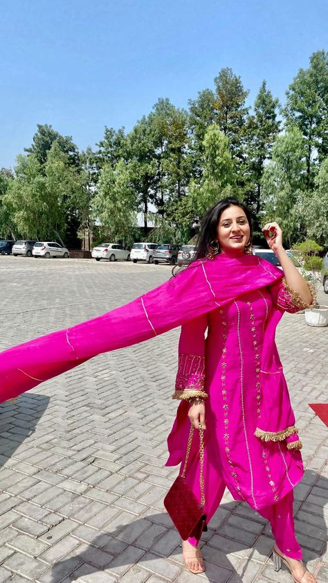 Pink Punjabi Suit Party Wear, Rani Pink Suit, Pink Suit Design, Punjabi Embroidery Suit Design, Boutique Style Suits, Party Wear Punjabi Suits, Pink Suits Women, Simple Suit Designs, Pink Suits