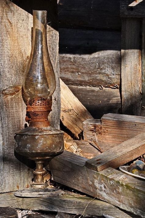 Old Oil Lamp, Old Lanterns, Antique Oil Lamps, Lamp Ideas, Lampe Decoration, Lantern Lamp, Kerosene Lamp, Production Design, Old Barns