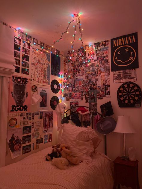 Room Full Of Posters Aesthetic, 80s 90s Room Ideas, Room Ideas 90s, Indie Astethic Room, 1980s Room Decor, 80's 90's Room Ideas, Late 90s Bedroom, 1980 Bedroom, 90s Theme Bedroom