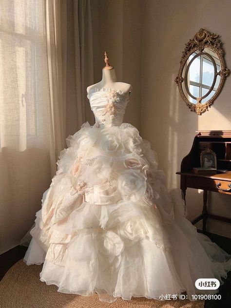 Fairytale Clothes, Front Door Ideas, Front Door Wreaths, Big Dresses, Flowers Wreath, Gaun Fashion, Pretty Wedding Dresses, Old Fashion Dresses, Princess Ball Gowns