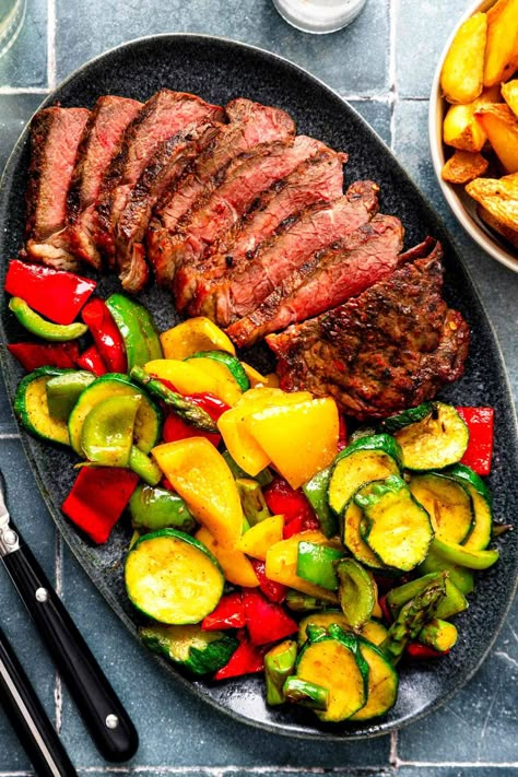 Argentinian steak with grilled vegetables is a simple dish made in 15 minutes (+ heating the grill). The steak is juicy, while the veggies are crunchy. Argentinian Steak, Marinated Pork Chops Grilled, Grilled Lemon Chicken, Grilled Ribeye Steak, Fried Apple Pies, Fried Apple, Grilled Ribeye, Easy Meat Recipes, Mint Sauce