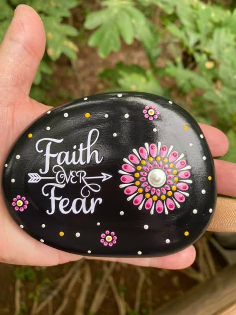 Painted Rocks Inspirational Words, Bible Verse Rock Painting Ideas, Faith Rocks Painting, Spiritual Painted Rocks, Spiritual Rock Painting Ideas, Painted Rocks Inspirational, Kindness Rocks Quotes, Inspirational Rock Painting Ideas, Positive Rock Painting Ideas