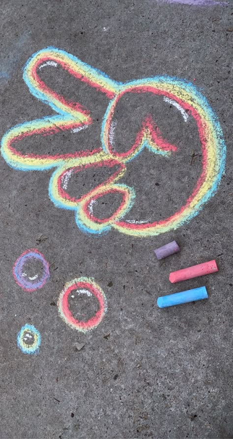 Chalk art peace sign Groovy Chalk Art, Cool Chalk Art, Chalk Drawings Ideas, Birthday Sidewalk Chalk Art, Aesthetic Chalk Ideas, Things To Draw With Chalk Outside, Simple Chalk Art Sidewalk, Chalk Art Aesthetic, Chalk Art Summer