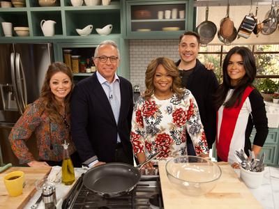 The Kitchen-Food Network's new "talk show" and I love it! Food Network The Kitchen, The Kitchen Food Network, Geoffrey Zakarian, Sunny Anderson, Food Network Chefs, Tv In Kitchen, Food Network Star, Tv Chefs, Iron Chef