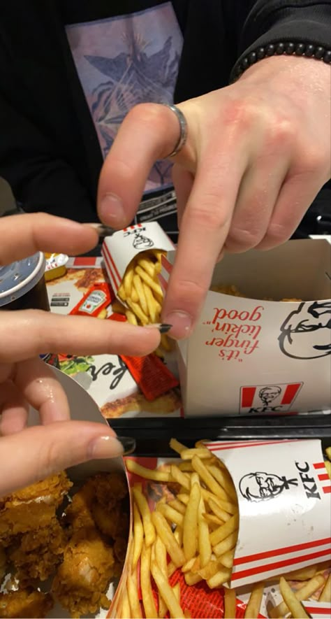 Burger King Aesthetic Couple, Mcdonalds Date Couple, Fast Food Date, Eating Food Together Couple, Couples Food, Couple Food Date, Mcdonalds Date, Kfc Aesthetic Food Night, Food Couple Aesthetic