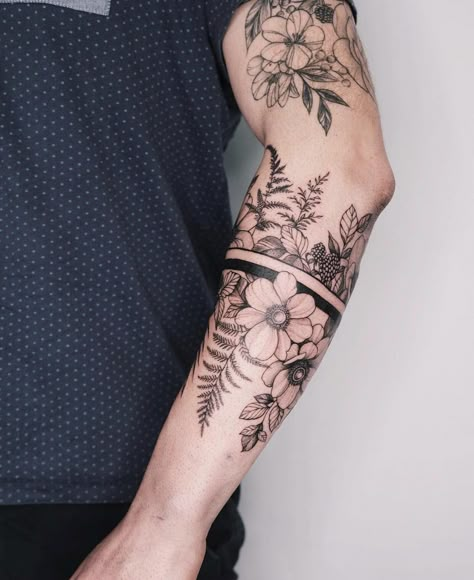 101 Masculine Men's Floral Tattoo Sleeve Ideas To Inspire You In 2023! 95 Outsons Flower Sleeve Tattoo, Men Flower Tattoo, Floral Arm Tattoo, Tattoos Butterfly, Army Tattoos, Christian Sleeve Tattoo, Back Shoulder Tattoos, Tattoo Placement Ideas, Omerta Tattoo