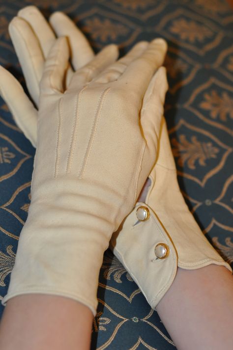 Found these amazing vintage super fine leather gloves in a second hand shop. Discovered they are touch screen compatible! Idda Van Munster, Elegant Gloves, Gloves Fashion, Vintage Gloves, Patterns Ideas, Second Hand Shop, Crochet Gloves, Fashion Mistakes, Mode Vintage