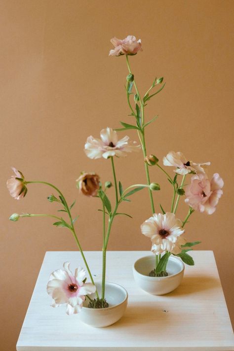 Add a touch of whimsy to your wedding with Ikebana-style florals Ikebana Bud Vase, Large Ikebana Arrangements, Small Ikebana Arrangements, Japanese Wedding Decorations, Ranunculus Ikebana, Ikebana Arrangements Wedding, Ikebana Wedding Flowers, Dahlia Ikebana, Orange Ikebana