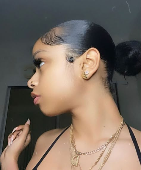 Middle Bun, Natural Hair Bun Styles, Girl Hair Colors, Sleek Ponytail Hairstyles, Edges Hair, Natural Hair Styles Easy, Slick Hairstyles, Slick Back, Hair Ponytail Styles