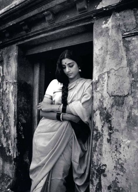 Indian woman in a sari in black and white that adds a classic charm | www.culturallyours.com | #indian #culture #sari #indiantraditions Makeup Shoot, Chica Cool, Retro Bollywood, Saree Poses, Vintage Photoshoot, Vintage India, Indian Photoshoot, Black And White Photograph, Saree Photoshoot