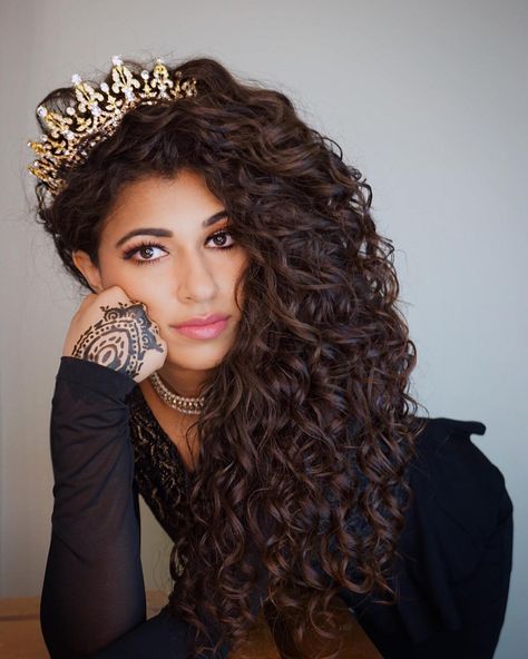 Ayesha Malik (@spisha) • Instagram photos and videos Hair Styles Photoshoot, Long Curly Hair Ideas, Ayesha Malik, Curly Hair Ideas, Long Natural Curly Hair, Beautiful Curly Hair, Queen Hair, Long Wavy Hair, Women's Hair