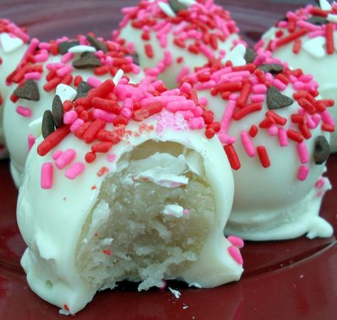 white cake balls/truffles Cake Pop Tutorial, Cake Pop Maker, Wedding Cake Pops, Cake Pops How To Make, Pops Cake, Leftover Cake, Cake Pop Recipe, Slow Cooker Desserts, Cookies And Cakes