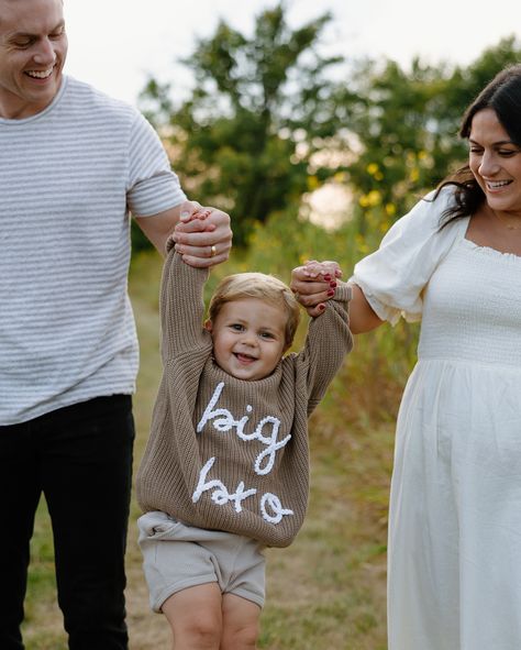 The Shepard’s family baby number 2 announcement photo shoot was everything and more, but more importantly how cute little Vinny was in his Big Bro sweater!! 😭 Swipe to the last picture to see my favorite photo of Vinny smelling the flowers 🌸🫶🏽 2nd Birth Announcement Ideas, Baby 2 Announcement Photoshoot, 2nd Baby Announcement Photoshoot, Family Photo Baby Announcement, 2nd Pregnancy Announcement Photos, Big Sister Photoshoot Announcement, Big Brother Announcement Photoshoot, Baby Announcing Ideas With Siblings, Family Baby Announcement Photoshoot