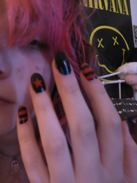 Nail Inspiration Grunge, Emo Nail Ideas Simple, Therian Nails Ideas, Band Nails Rock, Scene Nails Short, Short Punk Nails, Nail Ideas Emo, Emo Nails Short, Emo Nails Ideas