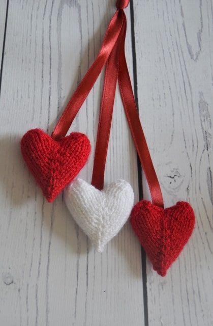 Yarn Ribbon And Thread, Knitted Heart Pattern, Knitted Toys Free, Christmas Knitting Patterns Free, Toy Knitting Patterns, Knitted Toys Free Patterns, Knitting Patterns Free Hats, Knitted Heart, Knitting Patterns Toys