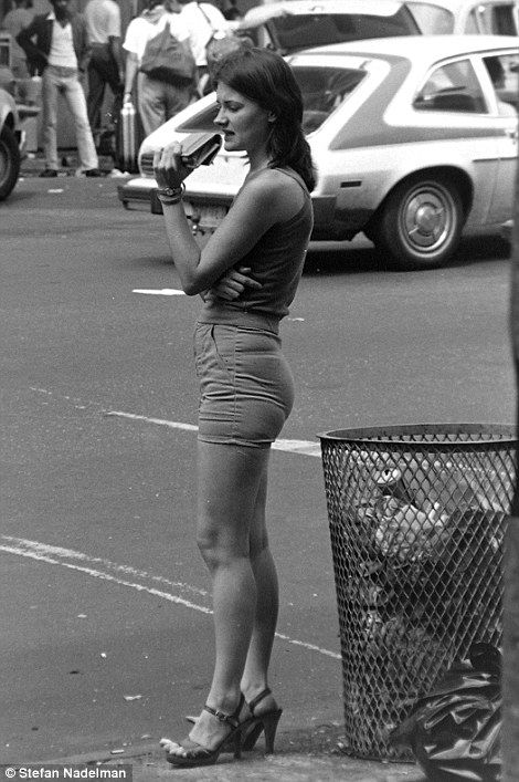 Pimps, prostitutes and the destitute: Bartender's 1970s photos reveal Times Square New Yorkers before tourists and selfie sticks | Daily Mail Online 1970s Photos, Chain Restaurants, The Replacements, Photo New York, Street Photo, Vintage Photographs, Mode Vintage, Historical Photos, Vintage Photography