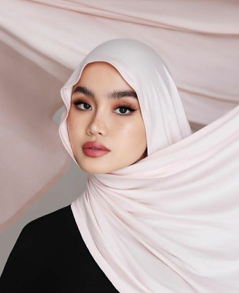 Dramatic Photoshoot Ideas, Hijab Model Photography, Hijabi Aesthetic Photography, Shawl Photoshoot, Hijab Photoshoot Ideas, Hijab Shoot, Scarf Fashion Photography, Hijab Photoshoot, Scarf Photography