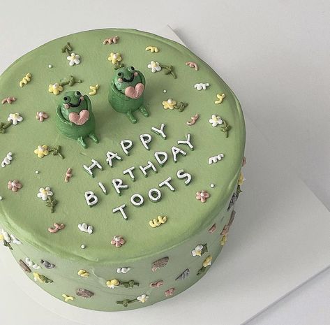 Frog Cakes Birthday, Frog Cake Designs, Birthday Cake For Women Easy, Easy Frog Cake, Frog Cake Birthday, Green Cake Ideas, Frog Cake Ideas, Cake Topping Ideas, Frog Birthday Cake