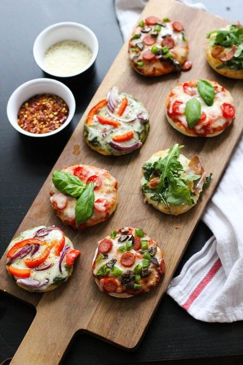 Party-Friendly Mini Pizza Bites Comfort Food Appetizers, Mini Pizza Bites, Mini Pizzas, Pizza Bites, Snacks Für Party, Mini Pizza, Holiday Appetizers, Comfort Foods, Wedding Food