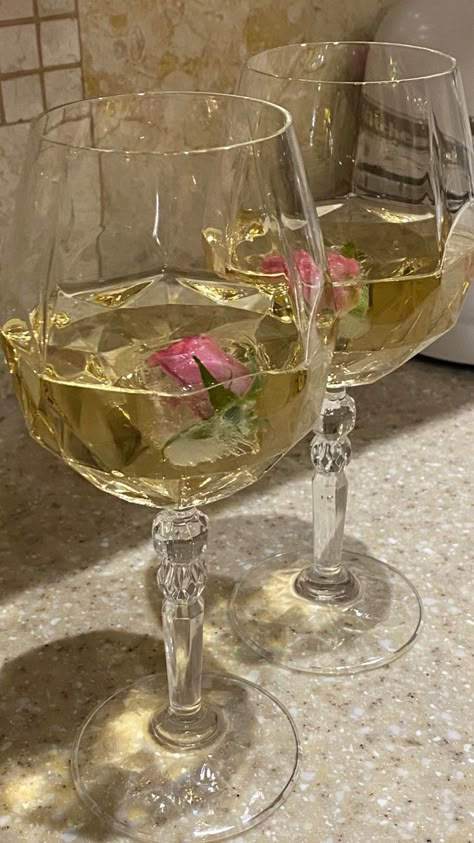 #aesthetic #flowers Fancy Glass Cups, Fancy Dishes Aesthetic, Wine Glasses Aesthetic, Aesthetic Glassware, Glass Aesthetic, Fancy Glasses, Flowers Wine, Dream Apartment Decor, Fancy Drinks