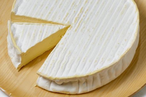 The Correct Way to Slice Brie https://www.thekitchn.com/how-to-eat-brie-cheese-23610319?utm_source=RSS&utm_medium=feed&utm_campaign=Category%2FChannel%3A+main #rtplease #recipes Recipe Using Brie Cheese, How To Eat Brie, Veggie Bites, Brie Puff Pastry, Types Of Snacks, Fruit Preserves, Baked Cheese, Holiday Snacks, Food Network Magazine