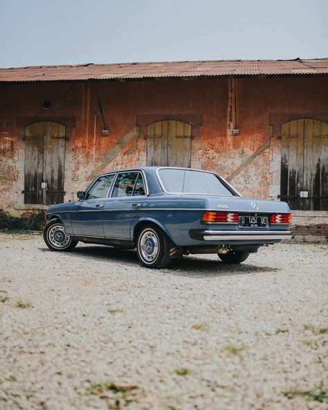 We’re a big fan of blue on blue Mercedes, and this “Le Smurf” 1977 W123 200 is one of the reason. It really is an eye candy that you can… Blue Mercedes, Mercedes 200, Mercedes W123, Vintage Mercedes, Benz Classic, Mercedes Benz Classic, Re A, Mocha, Motor Car