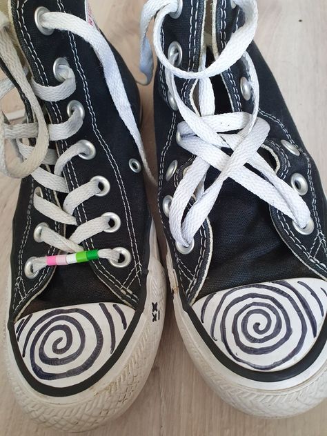 Drawing On Converse, Converse Drawing, Doodle Shoes, Diy Converse, Sharpie Shoes, Alt Shoes, Shoes Fancy, Cool Converse, Cute Converse Shoes