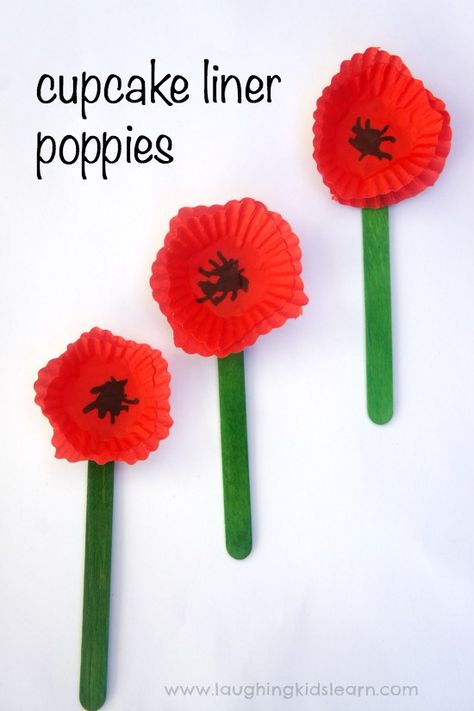 ANZAC Day or Remembrance Day craft for kids might include this red memorial poppy craft using a cupcake liner. So simple for toddlers and children older. Remembrance Day Craft, Poppy Craft For Kids, Remembrance Day Activities, Cupcake Liner Crafts, Remembrance Day Art, Poppies Flower, Poppies Painting, Poppy Craft, Remembrance Day Poppy