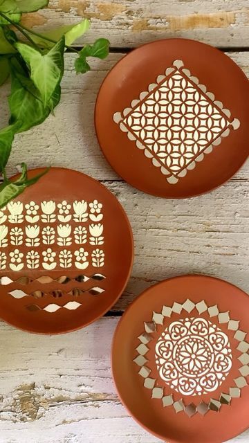 Terracotta Plates Wall Decor, Terracota Plates Wall Decor, Terracotta Plate Painting Ideas, Wall Plates Decor Diy, Wall Plates Decor, Terracotta Plates, Lippon Art, Diy Floral Decor, Diy Boho Decor