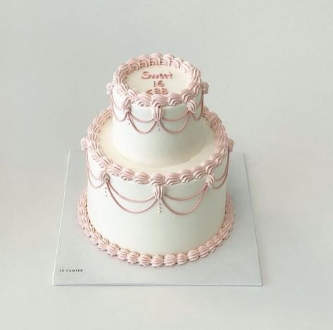 Mini Tiered Cakes Birthday, Vintage Cake Two Tier, Simple Vintage Cake Designs, Vintage Two Tier Cake, Two Tier Vintage Cake, Simple Two Tier Cake, Victorian Cake Design, Simple Princess Cake, Victorian Cake