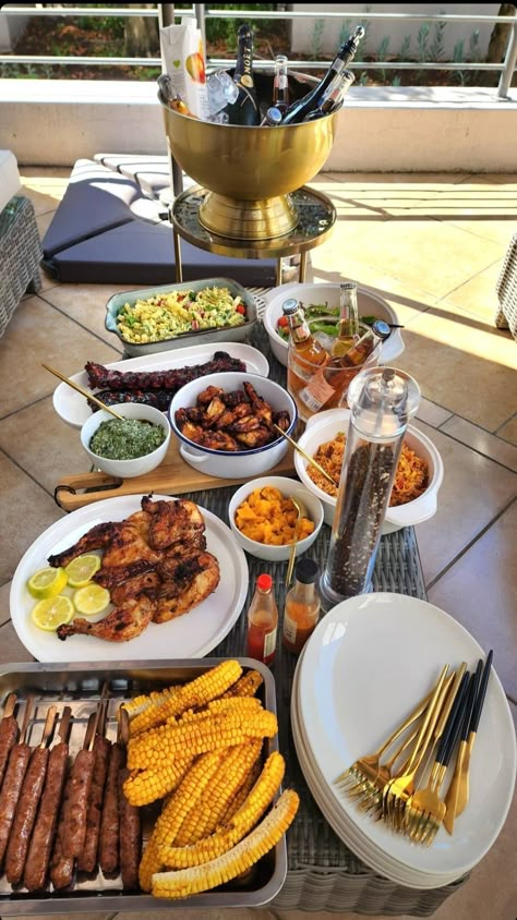 B Day Dinner Ideas, Bbq Hosting Ideas, South African Christmas Food, Cabin Food Weekend, Christmas Lunch Ideas South Africa, Bbq Set Up Ideas, African Dinner Party, Hosting Lunch, Cooking Soul Food