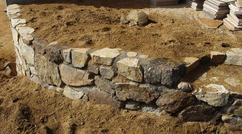 Building a rock wall - complete instructions.  A curved rock wall can make a rock wall much more stable. - grid24_12 Rock Wall Gardens, Rock Retaining Wall, Stone Walls Garden, Building A Retaining Wall, Garden Retaining Wall, Fence Plants, Concrete Patios, Stone Retaining Wall, Garden Ideas Cheap