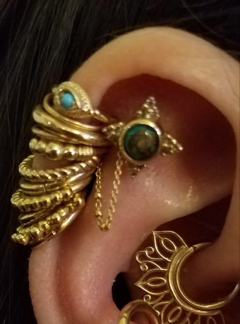 Girls Ear Piercings, Cartilage Piercing Ideas, Jóias Body Chains, Unique Piercings, Ear Piercings Ideas, Daith Piercings, Dope Jewelry Accessories, Piercings Ideas, Cool Ear Piercings