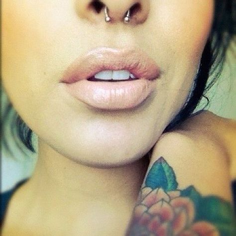 bull ring Piercings Corps, Small Septum, Double Nose Piercing, Piercing Septum, Septum Piercings, Cool Piercings, Cute Piercings, Piercings And Tattoos, Body Modification