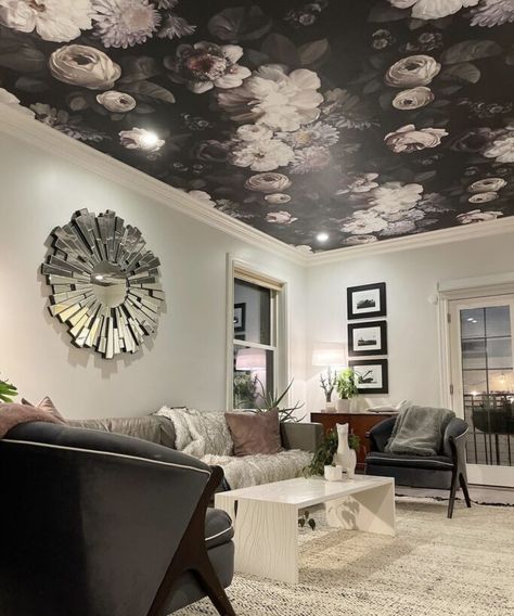 Black Wallpaper Ceiling, Basement Wallpaper Ideas, Dark Ceiling Wallpaper, Wallpaper On Ceiling Office, Wallpaper Ceiling Living Room, Wallpaper Ceiling Office, Wallpaper Ceiling Ideas Bedrooms, Flat Ceiling Ideas, Wallpapered Ceilings Ideas