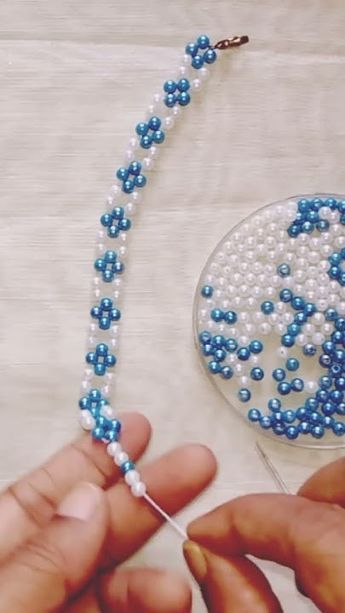 Pearl Necklace Making, Pearl Bracelet Tutorial, Kids Jewelry Diy, Easy Beading, Diy Pearl Necklace, قلادات متدلية, Simple Beaded Necklaces, Make Necklaces, Beads Craft Jewelry