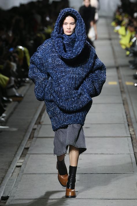 Fall/Winter 2024 Fashion Trends From the Runway Alexander Mcqueen Fashion Show, Alexander Mcqueen Ready To Wear, Knits Sweaters, Paris Fashion Week Runway, Knitwear Trends, 2024 Runway, Fw 2024, Trend Board, Alexander Mcqueen Fashion