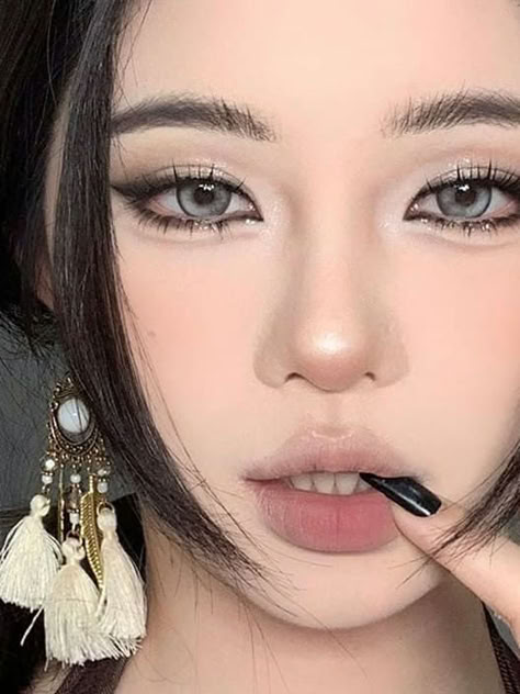 Smokey eye makeup look: matte nude Grey Douyin Makeup, Douyin Smokey Makeup, Smokey Douyin Makeup, Dark Doll Makeup, Brown Douyin Makeup, Cool Tone Makeup Korean, Dark Douyin Makeup, Eye Makeup Inspo, Makeup Douyin