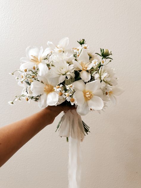 Minimalist Hand Bouquet, Intimate Wedding Bouquet, Wedding Bouquet Minimal, Simple Modern Bouquet, Minimalist Wedding Flowers Bouquets, Minimalistic Wedding Bouquet, Korean Bridal Bouquet, Minimalist Wedding Aesthetic, Minimalistic Flower Bouquet