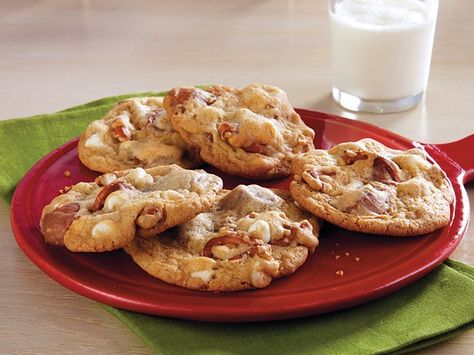 Reindeer Tracks Cookies Reindeer Tracks, Chocolate Pretzel Cookies, White Chocolate Pretzels, Pretzel Cookies, Christmas Candies, Sweet Bites, Peanut Butter Candy, Cookies Bars, Kiss Cookies