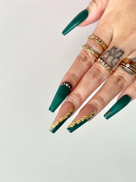 Quince Nails, Hoco Nails, Emerald Nails, Gold Acrylic Nails, Green Acrylic Nails, Green Nail Designs, Gold Flake, Green Nail, Unique Acrylic Nails