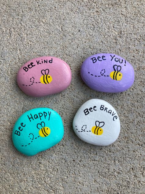 These cuties are hand painted and sealed with a finishing gloss. Not only are they perfect for your home but they make a great addition to your garden. This Bee-eautiful set is sure to put a smile on your face and also makes an amazing gift. Rocks Garden, Bee Rocks, Garden Rocks, Inspirational Rocks, Garden Rock Art, Stones Garden, Diy Rock Art, Story Stones, Fraggle Rock