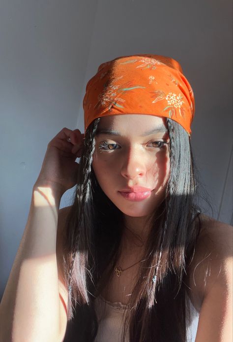 Straight Hair With Bandana, Summer Hair Bandana, Bandana Accessory Ideas, Hair Stylies, Foto Poses, Bandana Hairstyles, Hair Stylist Life, 가을 패션, Aesthetic Hair