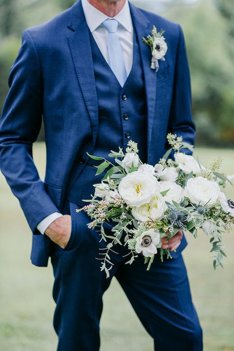 Navy blue suit paired with a light blue tie. Photo: @tiffanyandmakenzie Light Navy Suit, Blue Wedding Suit Groom, Navy Blue Groomsmen, Navy Groomsmen Suits, Groom Suit Navy, Blue Groomsmen Suits, Groom Blue Suit, Blue Groomsmen