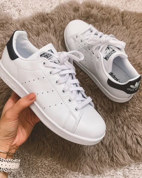 Stansmith Adidas Outfit, White Adidas Shoes Outfits, White Adidas Shoes Women, Adidas Smith, Stansmith Adidas, White Adidas Shoes, All White Shoes, White Shoes Outfit, Adidas White Shoes