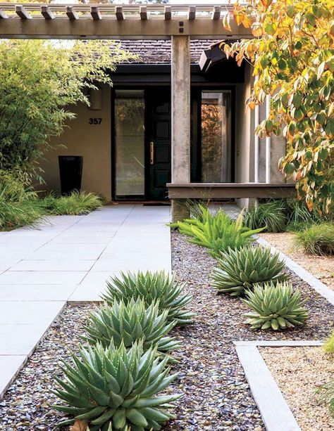 Réussir son aménagement extérieur : 15 pistes à suivre - Côté Maison Front Yard Walkway, Cheap Landscaping Ideas, Walkway Landscaping, Modern Front Yard, Small Front Yard Landscaping, Front Yard Design, Front Landscaping, Low Maintenance Landscaping, Rock Garden Landscaping