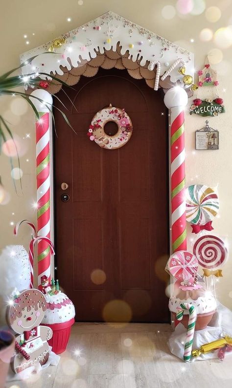 Decoracion Navidad Diy, Gingerbread House Decor, Christmas Door Decorating Contest, Door Decorating Contest, Gingerbread Decor, Gingerbread Christmas Decor, Gingerbread Decorations, Candyland Christmas, Door Decorating